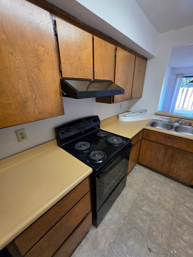 Building Photo - Charming 2-Bedroom Condominium with Scenic...