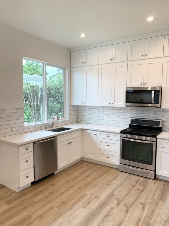 Building Photo - 4415 Stanbridge Ave