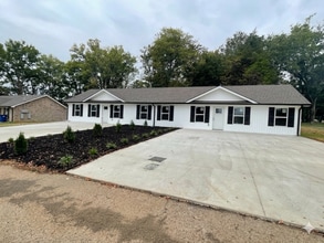 Building Photo - Spacious Duplex with Fence-In Back Yard....