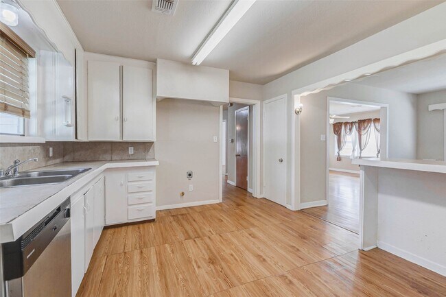 Building Photo - 6507 Heron Dr