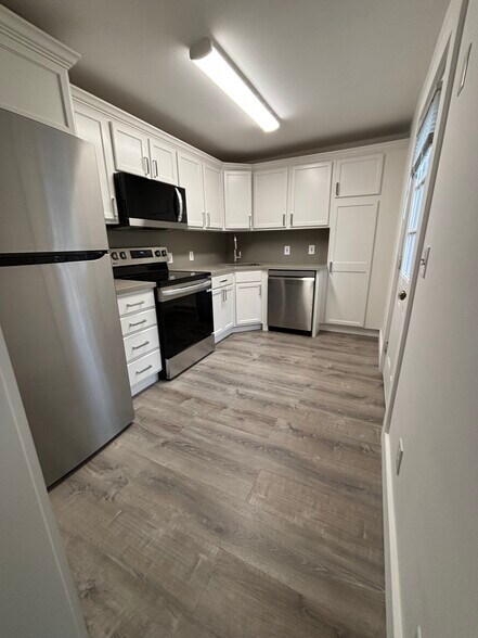 Building Photo - 1744 Farmington Ave