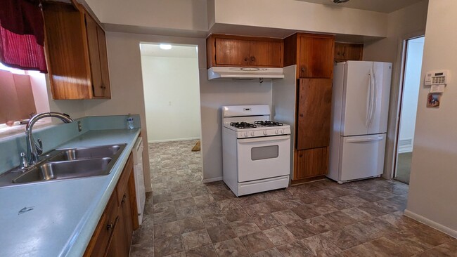 Building Photo - 3 Bedrooms and 2 Bath Rental