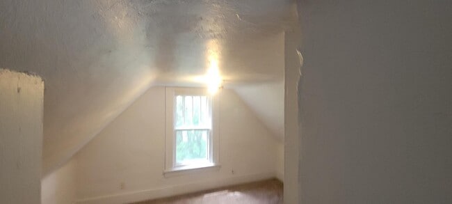 Building Photo - 706 E Lewis St