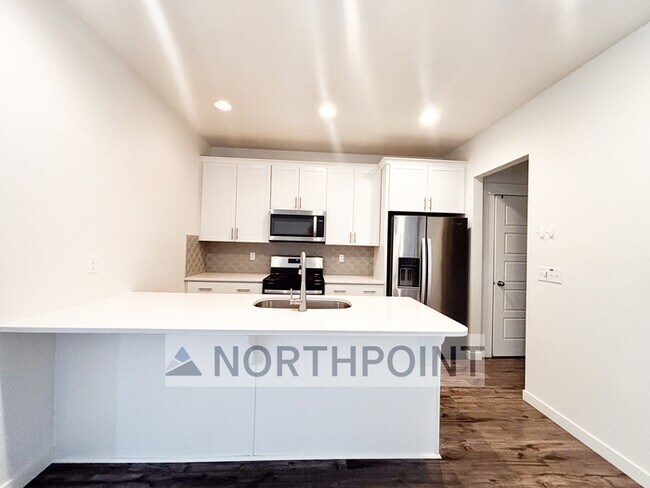 Building Photo - Clean, Bright, Open Town-Home in Lehi