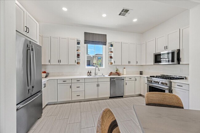 Building Photo - FULLY FURNISHED RENTAL