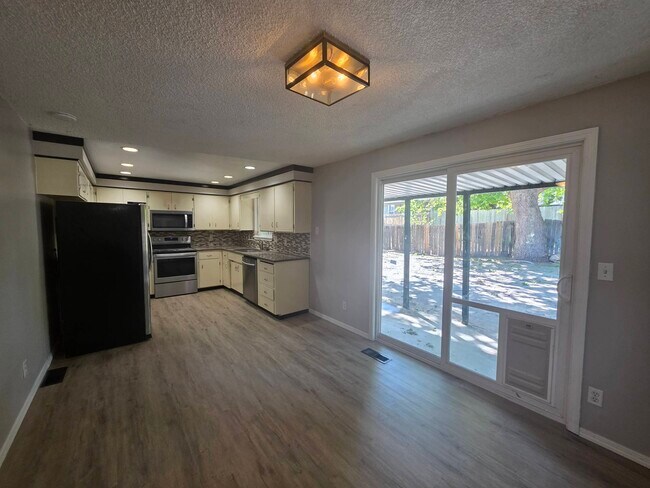 Building Photo - 7113 W Arrowhead Ave