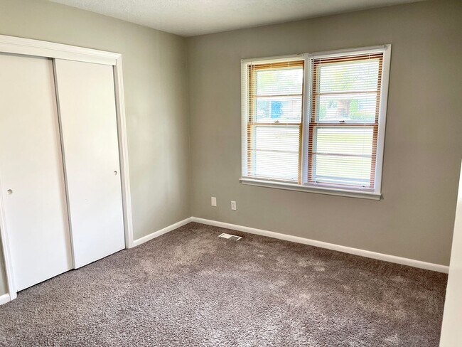 Building Photo - Welcome to this charming 4 bedroom, 2 bath...