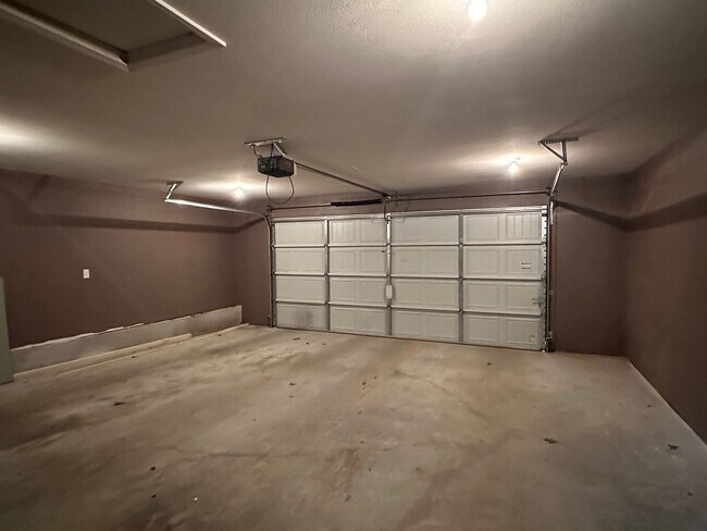 Building Photo - 335 Lyle Curtis Cir