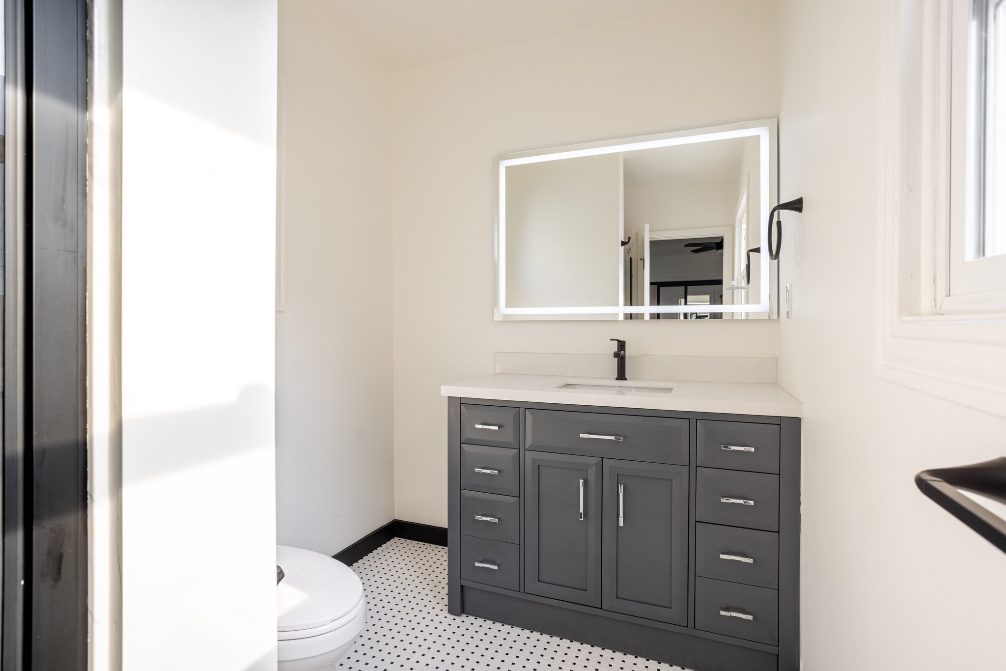 Building Photo - 738 S Stanley Ave