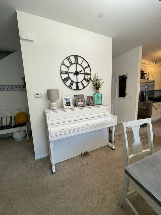 Building Photo - Gorgeous 3 Bed / 2.5 Bath Townhome, 1 Car ...