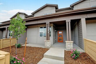 Building Photo - Gorgeous Townhome at Townhomes at Trailside.