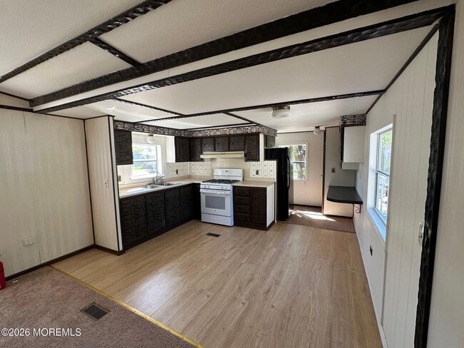 Building Photo - 16 Maplewood Dr