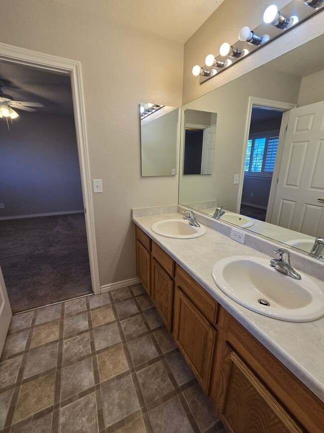 Building Photo - Large 4 bed with study and loft  in Vista Pointe