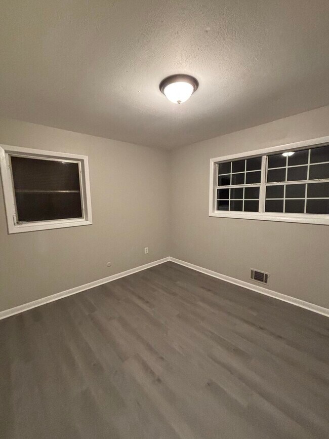 Building Photo - 2458 Leslie Cir