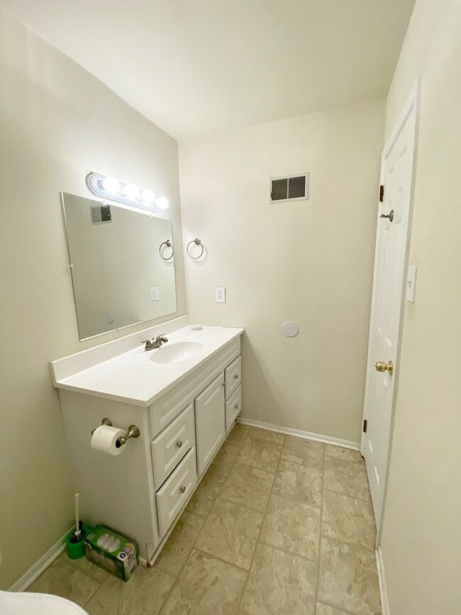 Building Photo - Cute 3BD/1.5BA Twin in Pottsgrove SD!