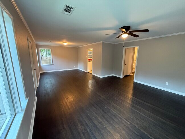 Building Photo - 404 Holly St