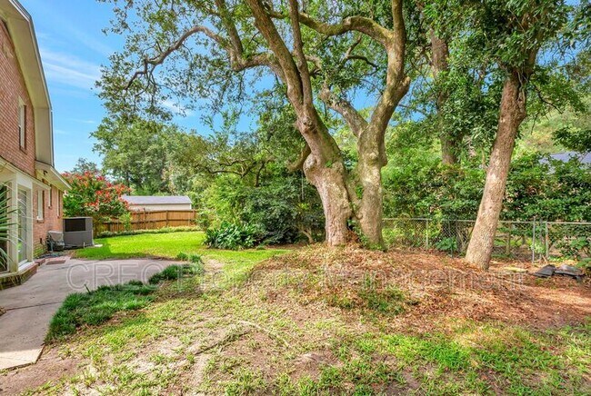 Building Photo - 2327 W Palmer Dr