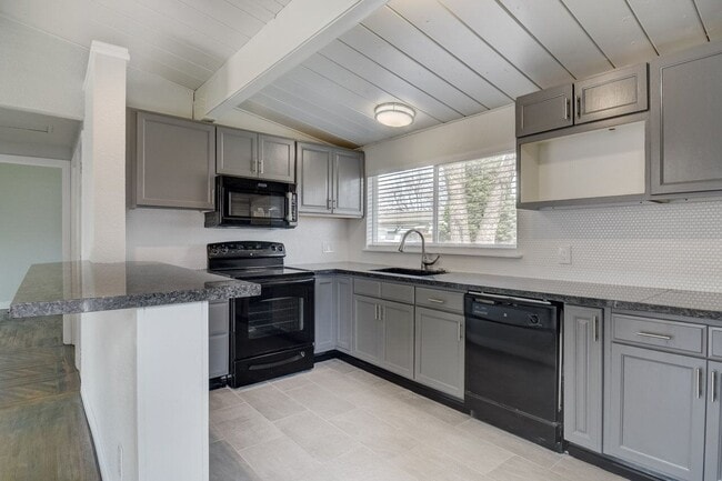 Building Photo - 918 S Arcadia St