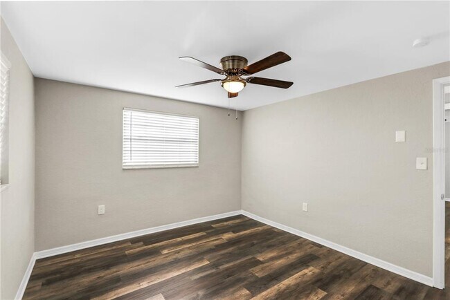 Building Photo - 1415 Classic Dr