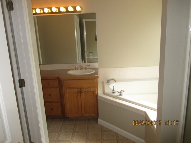 Building Photo - 4 Bedroom Home in Hobble Creek!