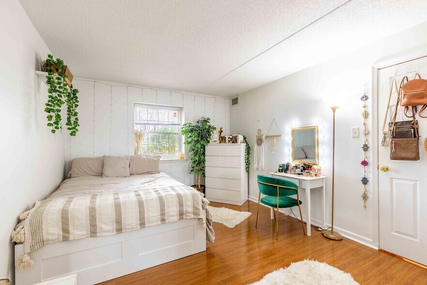 Building Photo - 3307 Valley Dr