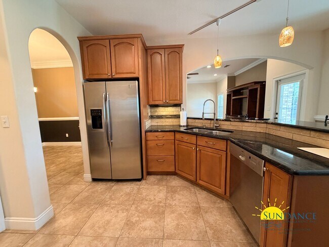 Building Photo - 213 Golf Course Dr