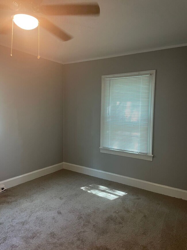 Building Photo - 2 Bedroom House ready for you to call HOME  