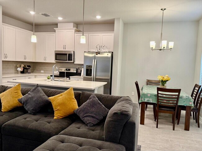 Building Photo - Spacious 4-Bedroom Corner Townhome with Loft & Lake Views in Ocoee