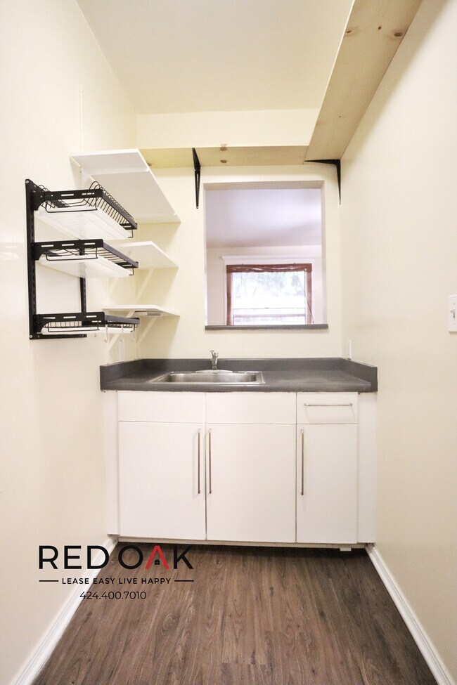 Building Photo - Completely Remodeled Top Floor Studio With...