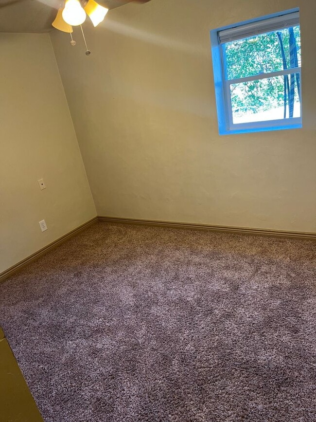Building Photo - 3 Bed 1 Bath Downstairs unit.