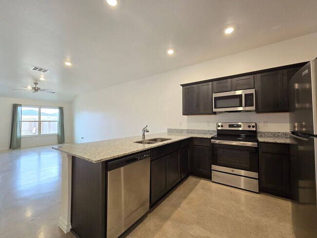 Building Photo - HUGE RENT REDUCTION & AMAZING MOVE IN SPECIAL!