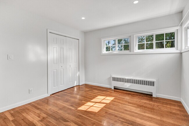 Building Photo - 19 Sunset Dr