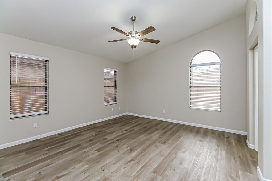 Building Photo - 477 E Devon Dr