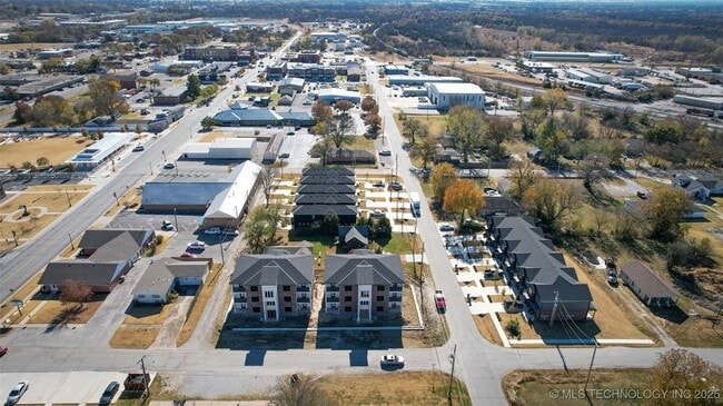 Building Photo - 108 W 2nd St