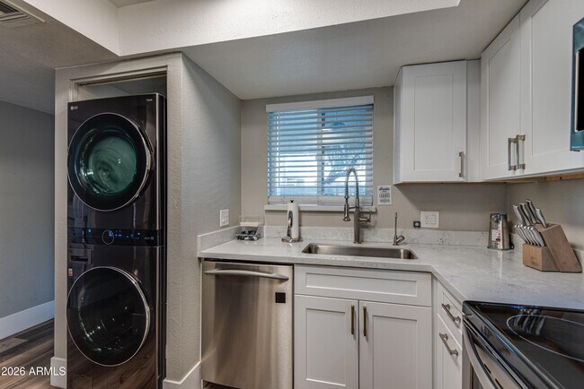 Building Photo - 4150 E Cactus Rd