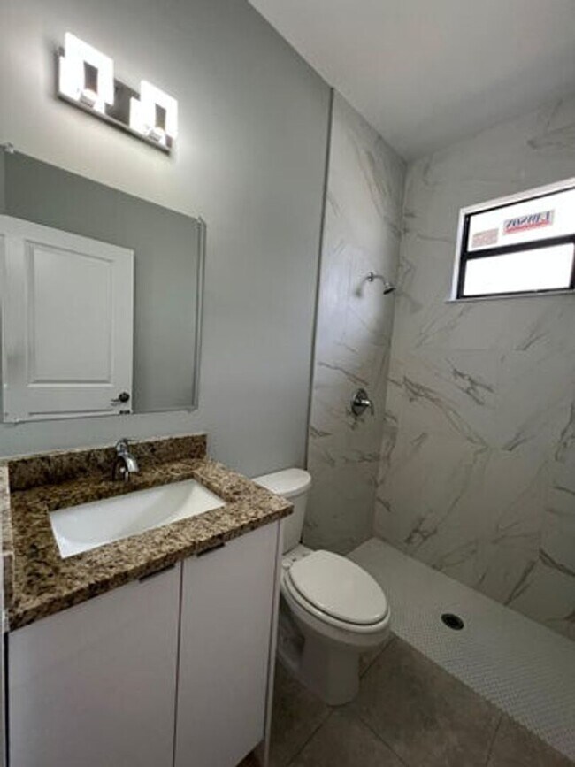 Building Photo - 227 N E St