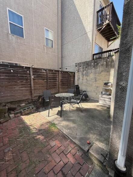 private patio - 1122 N 4th St