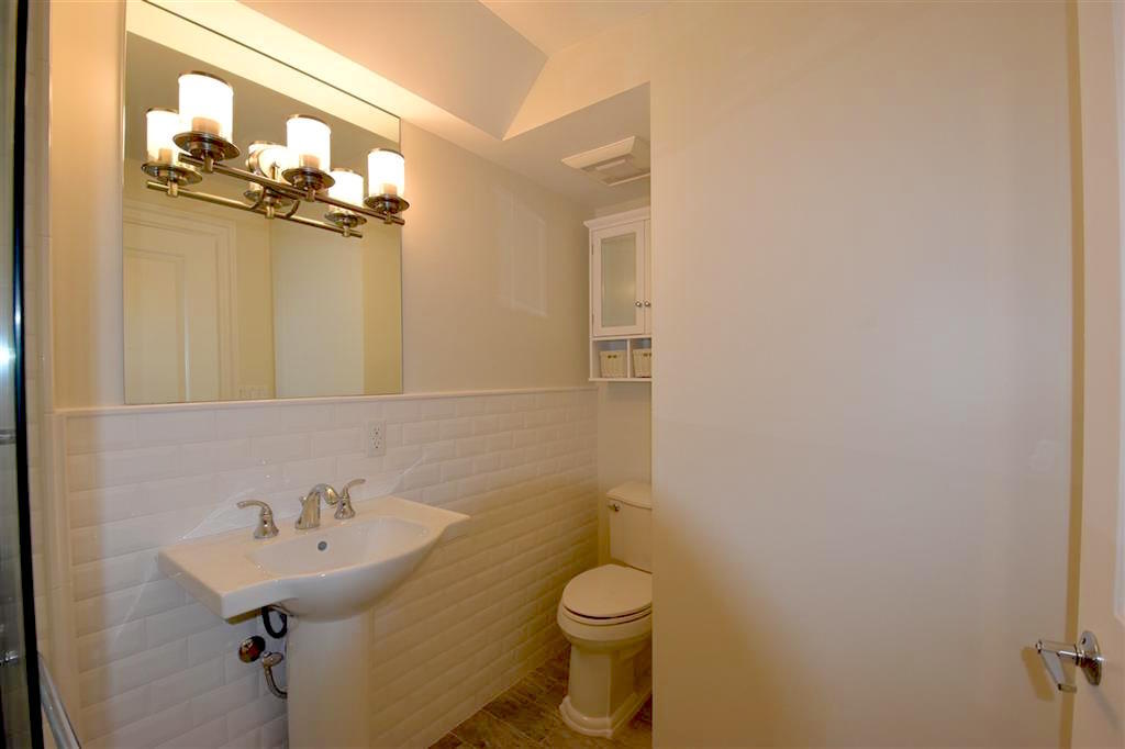 Full bathroom - 158 6th St