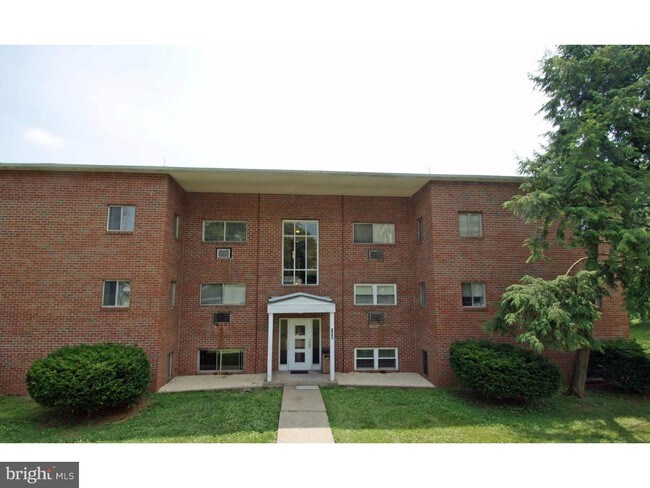 Building Photo - 102 2nd St