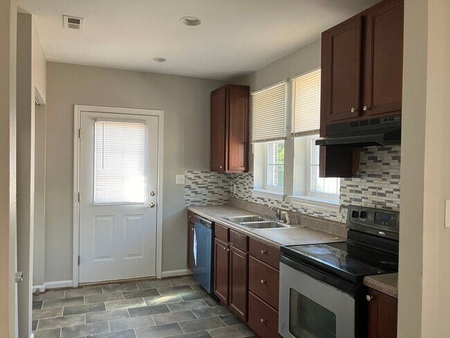 Building Photo - Three Bedroom Condo - Centrally Located Suffolk!