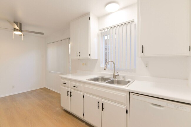 Building Photo - 306 Avenida Granada