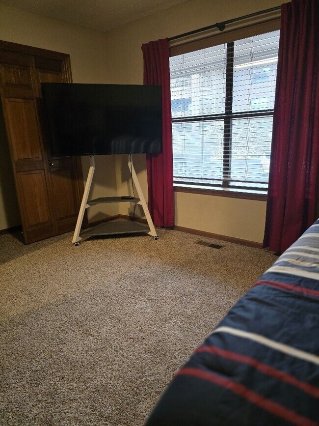 Building Photo - Lakeside Condo