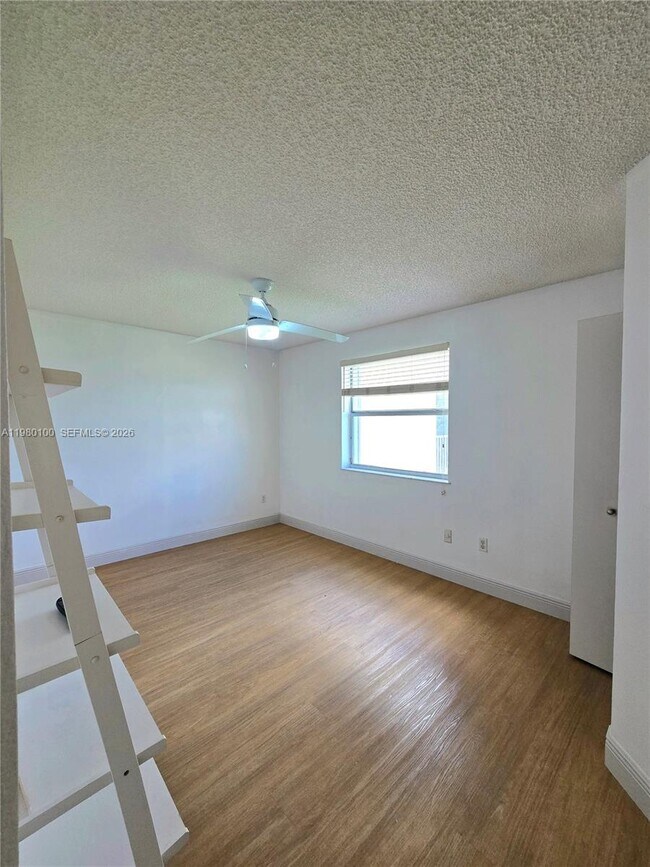 Building Photo - 2510 SE 19th Pl