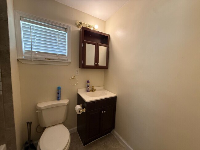 Building Photo - 5 Bedrooms, 2 Bathrooms - Home in East Rome!