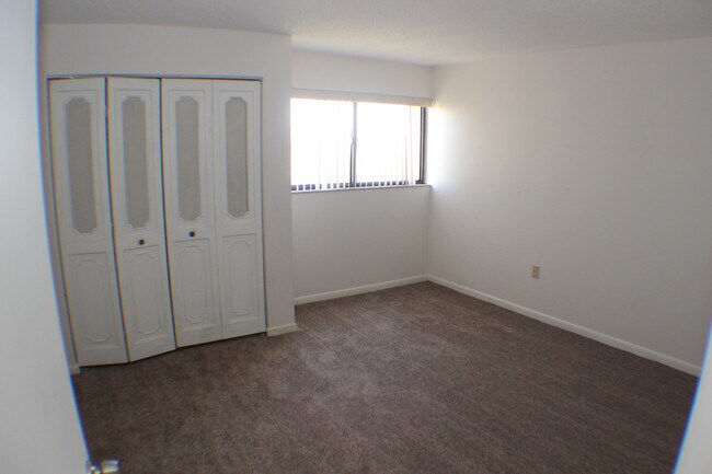 Building Photo - 2/2 Condo with Marina and River Views-Includes cable and water