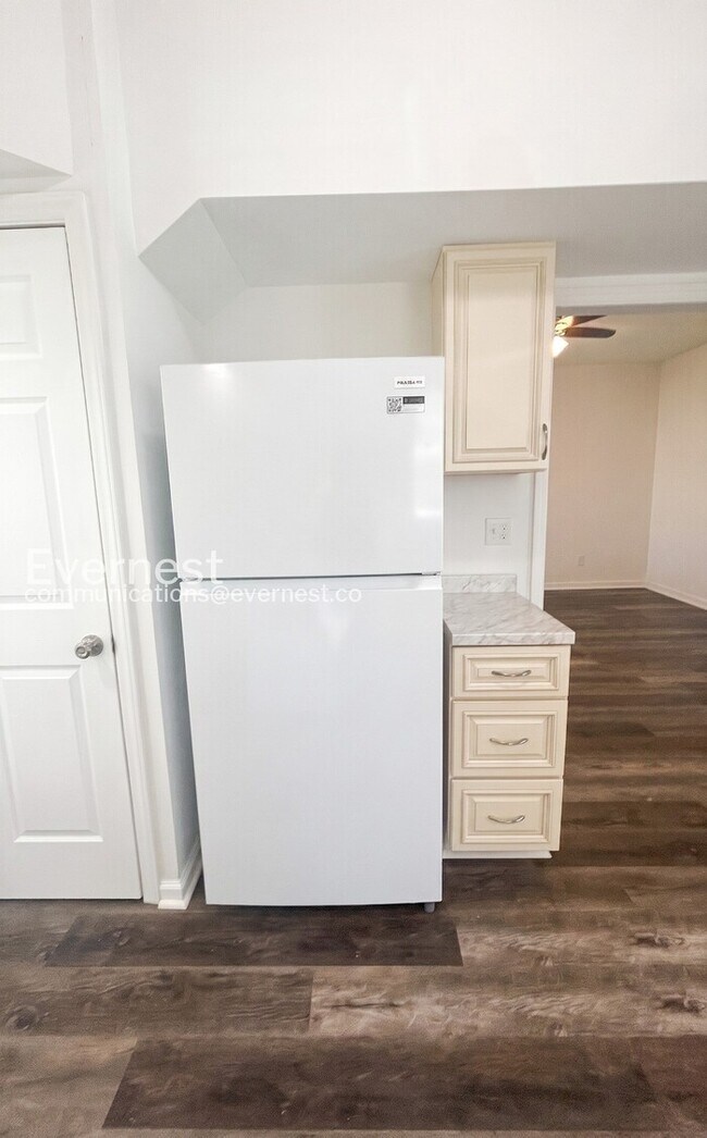 Building Photo - 3 Bed, 2 Bath Home with Off-Street Parking / Available Now!