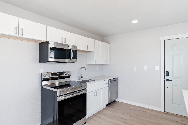 Building Photo - 3013 W Lakeside Dr