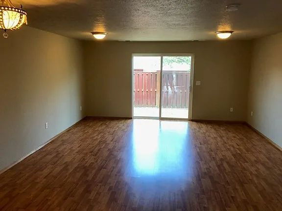 Building Photo - "Charming 3-Bedroom McMinnville Home with Cozy Fireplace and Spacious Living!"