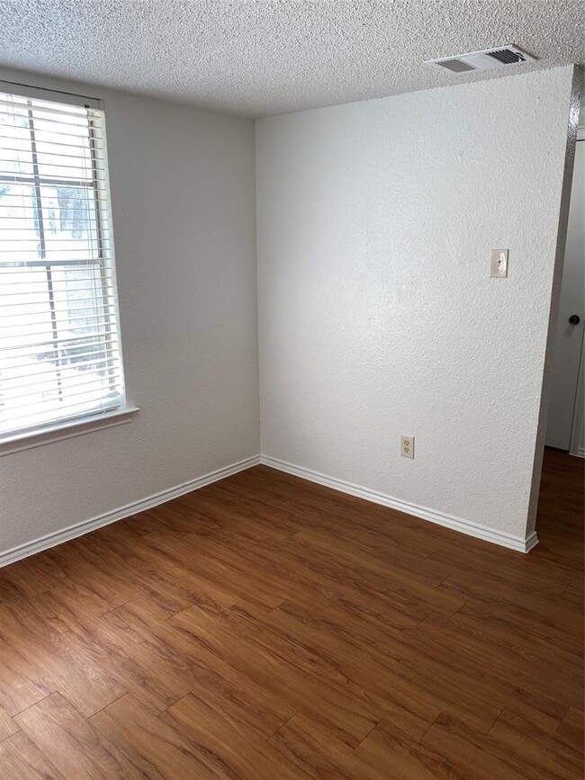 Building Photo - 4001 Alexandria Dr
