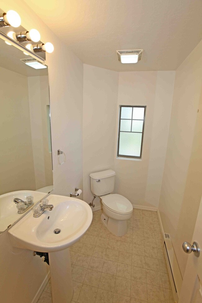 Building Photo - 12 Short Dr